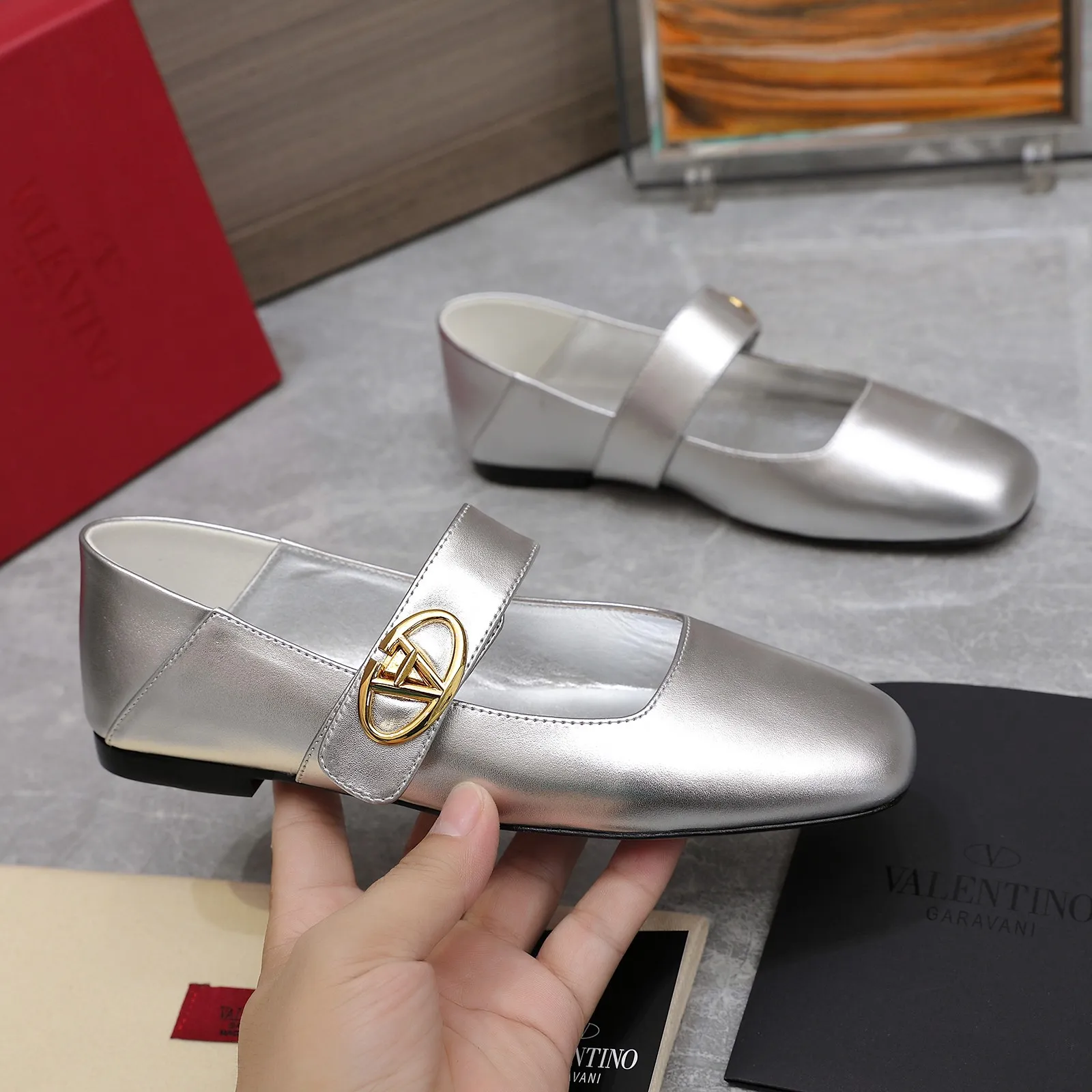 👟👟Ex-factory price 600👟👟 2024 early spring counter catwalk style updated simultaneously 💗Valentino💗Valentino strips deep mouth half drag / flat shoes / high heel shoes / series will be released in the future —————————— Top version Grandma deep mouth design combination highlights the brand’s unique design style, luxury and fashion, highly recognizable, exquisite round toe The side curve is perfect, the taste is particularly pure, and the ladylike temperament is full of femininity‼ ️ Upper: Made of imported cowhide. Lining: Made of mixed sheepskin. Original molded hardware buckle. Italian imported cowhide leather outsole. Size: 35-39 (40/41 customized)